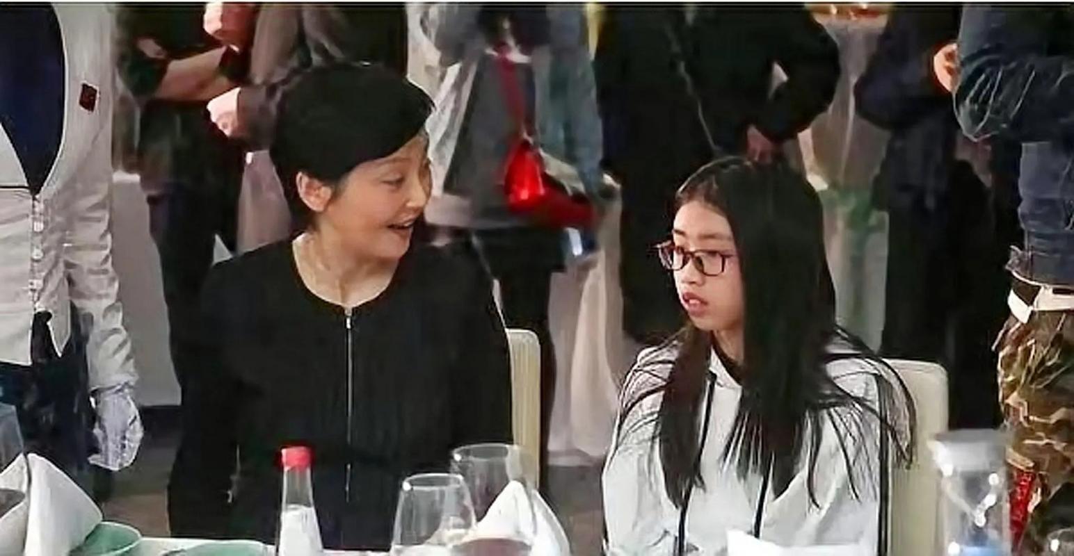 新澳门彩出号综合走势图和冯小刚养女高中毕业与冯小刚收养的女儿