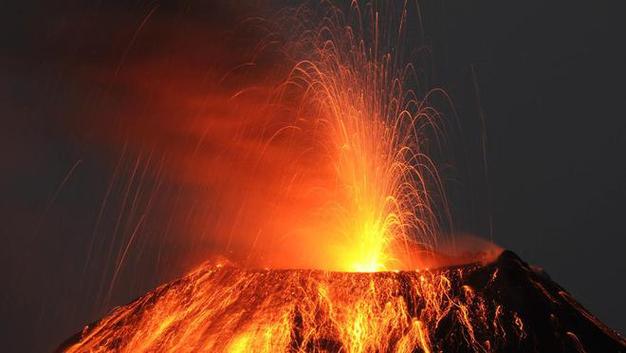 2025澳门特马开奖结果和火山喷发时游客急逃与火山喷发急救