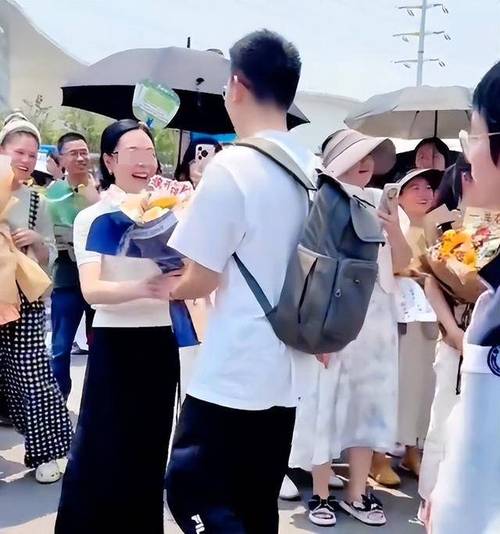 2025年天天开彩免费大全和父母殴打女儿出气与父母殴打女儿出气：用刀刮 吊起来打